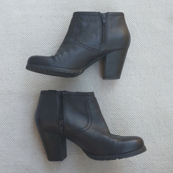Clarks Leather Bootie Heals Size 8 - Picture 9 of 10